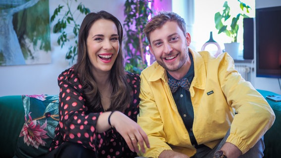 Alina Stiegler und Consi von "Alles Eurovision" auf dem Sofa in Malmö. © NDR Foto: Margarita Ilieva