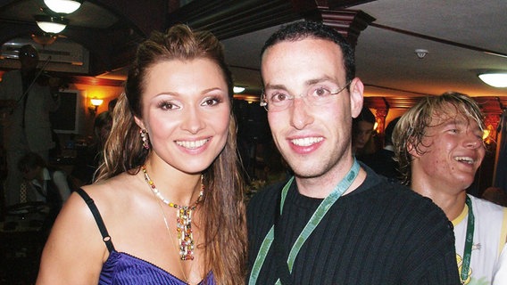 Die weisrussische ESC-Teilnehmerin Angelica Agurbash mit Alon Amir - verantwortlich für die Pressearbeit für die Sängerin (2005). Die weisrussische ESC-Teilnehmerin Angelica Agurbash mit Alon Amir - verantwortlich für die Pressearbeit für die Sängerin (2005). © Alon Amir