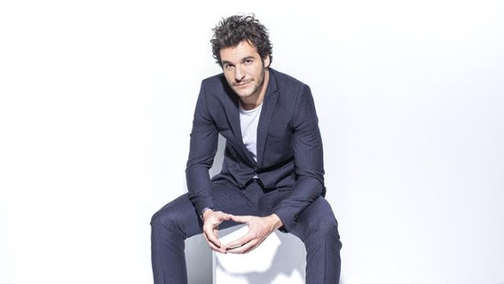 Der Sänger Amir im Fotostudio © France 2 Foto: Renaud Corlouer