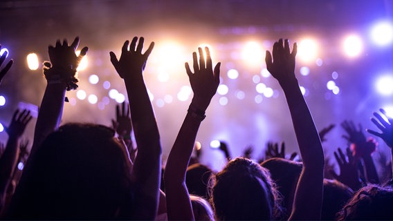 Applaudierende Konzertbesucher vor einer Showbühne © fotolia Foto: bernardbodo