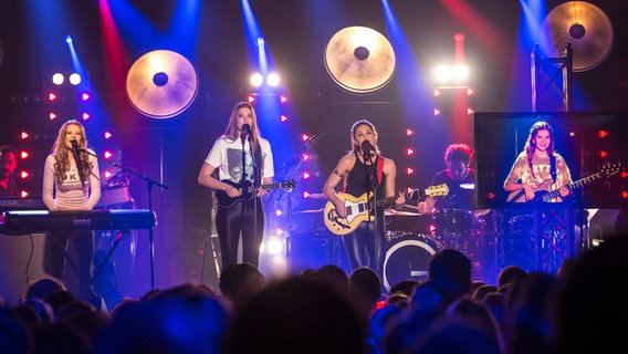 Die Mitglieder der Band Ason stehen beim ESC-Clubkonzert auf der Bühne der Großen Freiheit 36 in Hamburg. © NDR Foto: Rolf Klatt