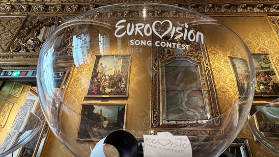 Eine übergroße Seifenblase mit dem ESC-Logo, im Hintergrund ein Raum des Palazzo Madama e Casaforte degli Acaja in Turin. © EBU/eurovision.tv 