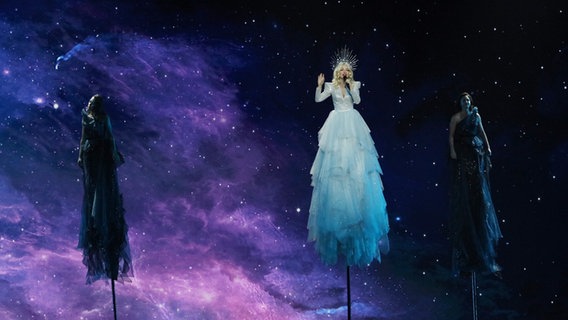 Die australische Sängerin Kate Miller-Heidke auf der Bühne Die australische Sängerin Kate Miller-Heidke auf der Bühne © picture alliance/dpa Foto: Ilia Yefimovich