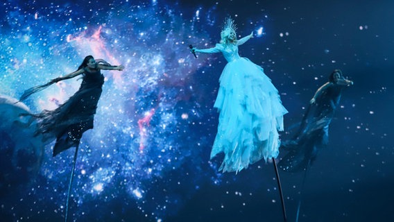 Für Australien steht Kate Miller-Heidke mit "Zero Gravity" auf der ESC-Bühne. © eurovision-tv Foto: Thomas-Hanses