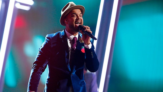 Guy Sebastian auf der ESC-Bühne in Wien. © Rolf Klatt / NDR Foto: Rolf Klatt