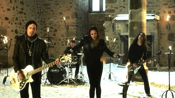 Die Band Avantasia im Video zu "Sleepwalking"  