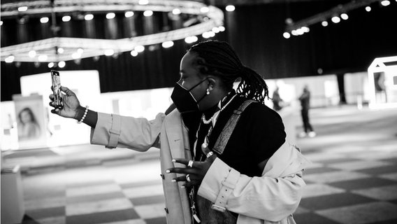 Tusse (Schweden) macht ein Selfie im Backstage-Bereich. © EBU Foto: Thomas Hanses