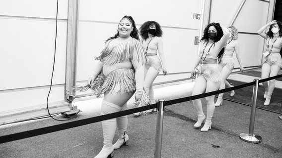 Destiny (Malta) und Tänzerinnen im Backstage-Bereich. © EBU Foto: Andres Putting
