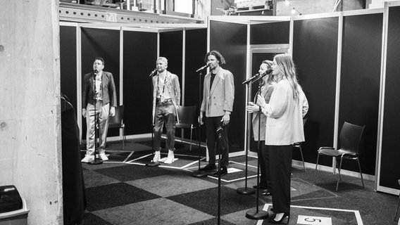 Fyr & Flamme (Dänemark) singen sich im Backstage-Bereich ein. © EBU Foto: Andres Putting