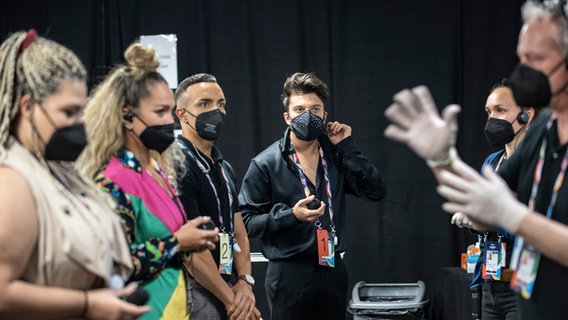 Blas Cantó (Spanien) und seine Delegation tragen Masken im Backstage-Bereich. © EBU Foto: Andres Putting