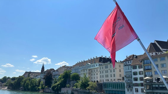 Blick auf den Rhein und eine Eurovision-Fahne. © NDR Foto: Selma Zoronjić