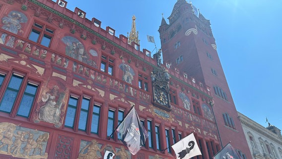 Das Baseler Rathaus mit Eurovision-Fahnen. © NDR Foto: Selma Zoronjić