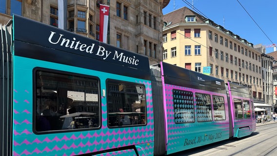 Tram im Eurovision-Design. © NDR Foto: Selma Zoronjić