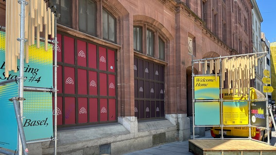 Zwei kleine Bühnen in der Eurovision Street in Basel. © NDR Foto: Selma Zoronjić