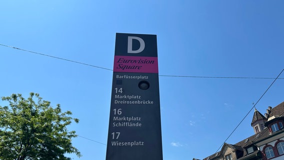 Stationsschild "Eurovision Square" am Barfüsslerplatz in Basel. © NDR Foto: Selma Zoronjić