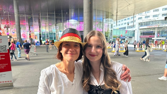 Gewinnerin Clara und ihre Mutter in Basel. © NDR Foto: Selma Zoronjić