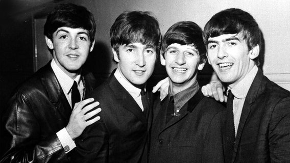 Schwarz-weiß-Aufnahme der Beatles aus dem Jahr 1965 Schwarz-weiß-Aufnahme der Beatles aus dem Jahr 1965 © picture alliance / empics | PA