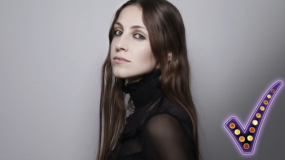 Sennek ist Belgiens Teilnehmerin beim Eurovision Song Contest.  