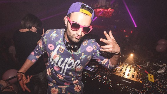 DJ Berry E mit Kappe und rosa Sonnenbrille  