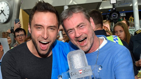 Måns Zelmerlöw (li.) und Christer Björkman nach dem ESC-Sieg in Wien Måns Zelmerlöw (li.) und Christer Björkman nach dem ESC-Sieg in Wien © picture alliance / IBL Schweden Foto: Karin Törnblom