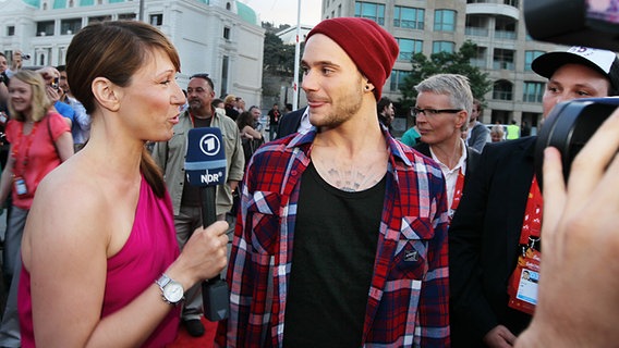 Sandra Hoffmann interviewt Roman Lob. © NDR Foto: Rolf Klatt