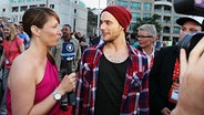 Sandra Hoffmann interviewt Roman Lob. © NDR Foto: Rolf Klatt