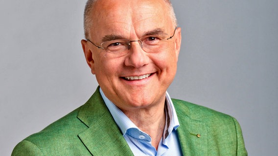 Der Chef der TV-Unterhaltungsabteilung beim ORF, Edgar Böhm, mit grünem Jacket © ORF Foto: Thomas Ramstorfer