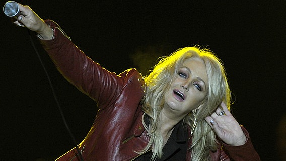 Die britische Rocksängerin Bonnie Tyler bei einem Konzert in Polen im  Jahr 2011. © picture alliance / dpa Foto: Adam Warzawa