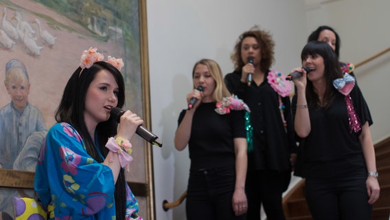 Jamie-Lee singt in der deutschen Botschaft in Stockholm. © NDR Foto: Rolf Klatt