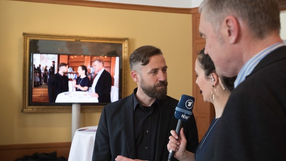 Alina Stiegler interviewt Bürger Lars Dietrich in der deutschen Botschaft in Stockholm. © NDR Foto: Rolf Klatt