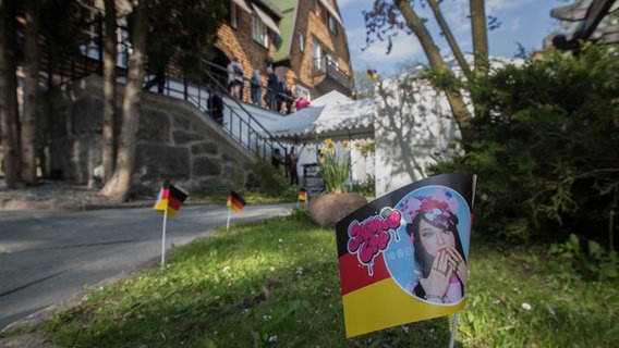 Deutsche Fähnchen im Garten der deutschen Botschaft in Stockholm. © NDR Foto: Rolf Klatt