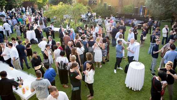 Menschen im Garten der Deutschen Botschaft © NDR Foto: Claudia Timmann