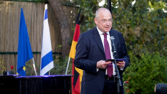 Thomas Schreiber im Garten der Deutschen Botschaft © NDR Foto: Claudia Timmann