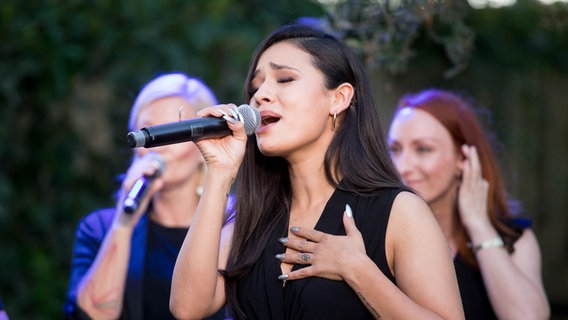 Laurita von der deutschen Gruppe S!sters singt in der Deutschen Botschaft © NDR Foto: Claudia Timmann