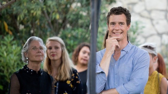 Der Starkoch Tom Franz im Garten der Deutschen Botschaft © NDR Foto: Claudia Timmann