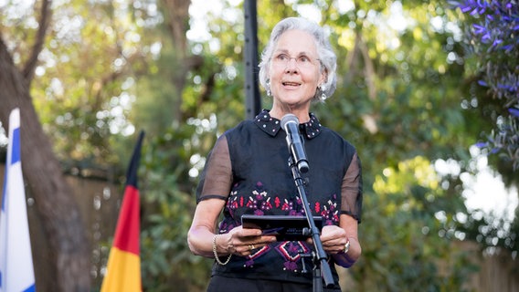 Die Botschafterin Dr. Susanne Wasum-Rainer im Garten der Deutschen Botschaft © NDR Foto: Claudia Timmann