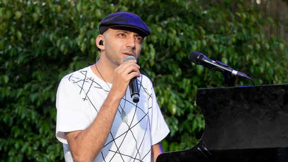 Idan Raichel singt im Garten der Deutschen Botschaft © NDR Foto: Claudia Timmann