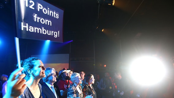 Natalie neben einem Schild "12 Points from Hamburg" beim Botschaftempfang in Kopenhagen © NDR Foto: Rolf Klatt