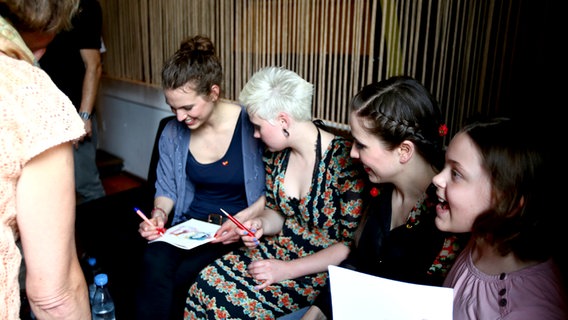 Natalie, Ela und Yvonnne von Elaiza geben Unterschriften beim Empfang der deutschen Botschaft in Kopenhagen © NDR Foto: Rolf Klatt