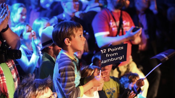 Ein kleine Junge mit einem Schild "12 Points from Hamburg" beim Botschaftempfang in Kopenhagen © NDR Foto: Rolf Klatt