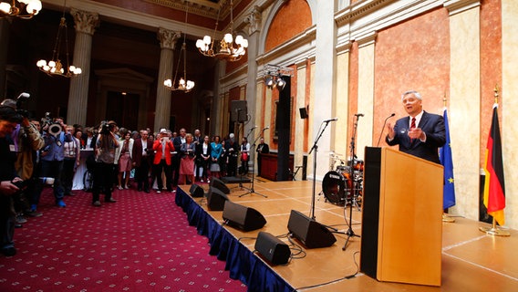 Detlev Rünger beim Botschaftsempfang in Wien. © NDR Foto: Rolf Klatt