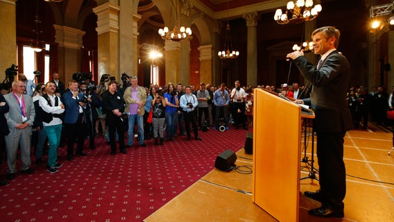 Josef Ostermayer beim Botschaftsempfang in Wien. © NDR Foto: Rolf Klatt