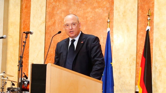 Thomas Schreiber beim Botschaftsempfang in Wien. © NDR Foto: Rolf Klatt