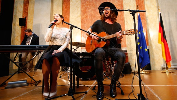 Ann Sophie und The Makemakes singen beim Botschaftsempfang in Wien. © NDR Foto: Rolf Klatt