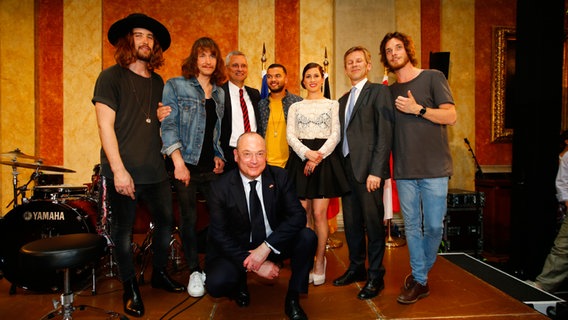 The Makemakes, Detlev Rünger, Guy Sebastian, Ann Sophie, Josef Ostermayer und Thomas Schreiber beim Botschaftsempfang in Wien. © NDR Foto: Rolf Klatt