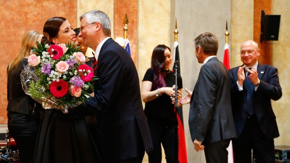 Ann Sophie bekommt Blumen von Detlev Rünger beim Botschaftsempfang in Wien. © NDR Foto: Rolf Klatt