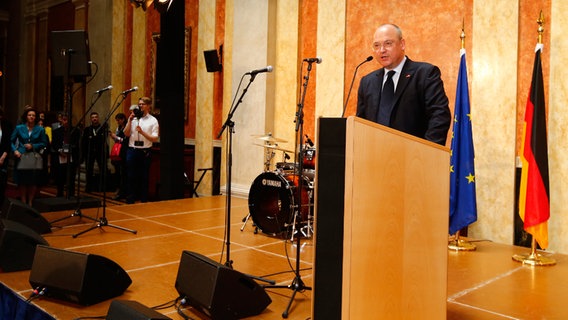 Thomas Schreiber beim Botschaftsempfang in Wien. © NDR Foto: Rolf Klatt