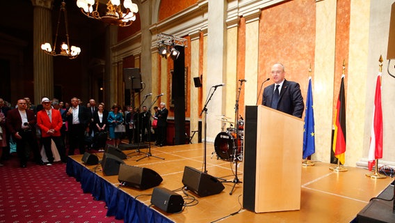 Thomas Schreiber beim Botschaftsempfang in Wien. © NDR Foto: Rolf Klatt