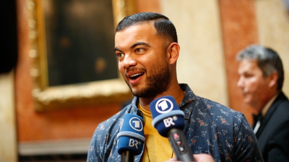 Guy Sebastian beim Botschaftsempfang in Wien. © NDR Foto: Rolf Klatt