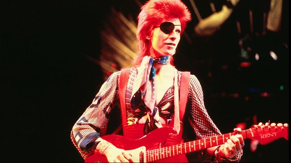 David Bowie als Ziggy Stardurst auf einem Konzert im Jahr 1970 © picture alliance / Photoshot 